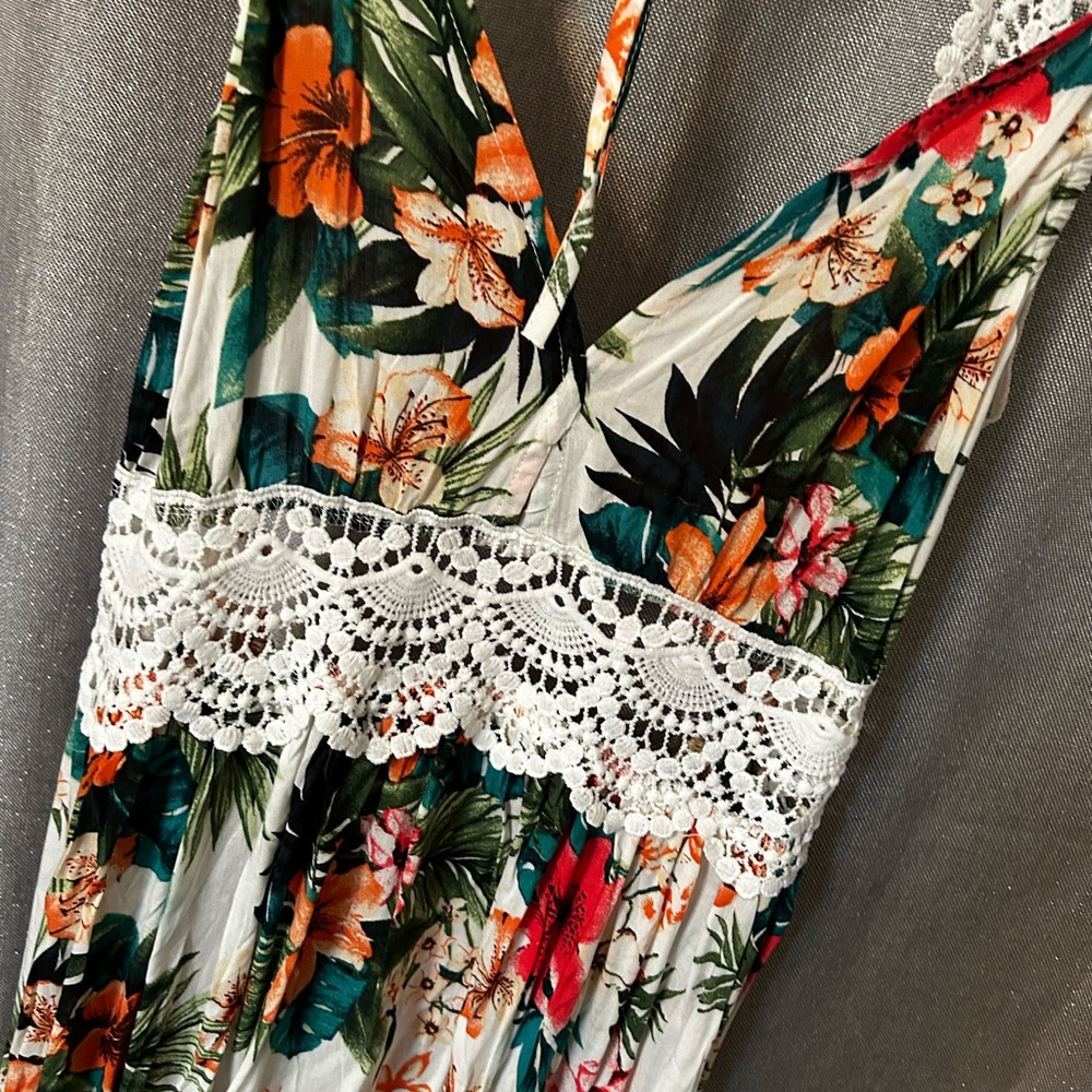 NWT Cupshe backless floral maxi dress. ADORABLE!! Women’s size medium.